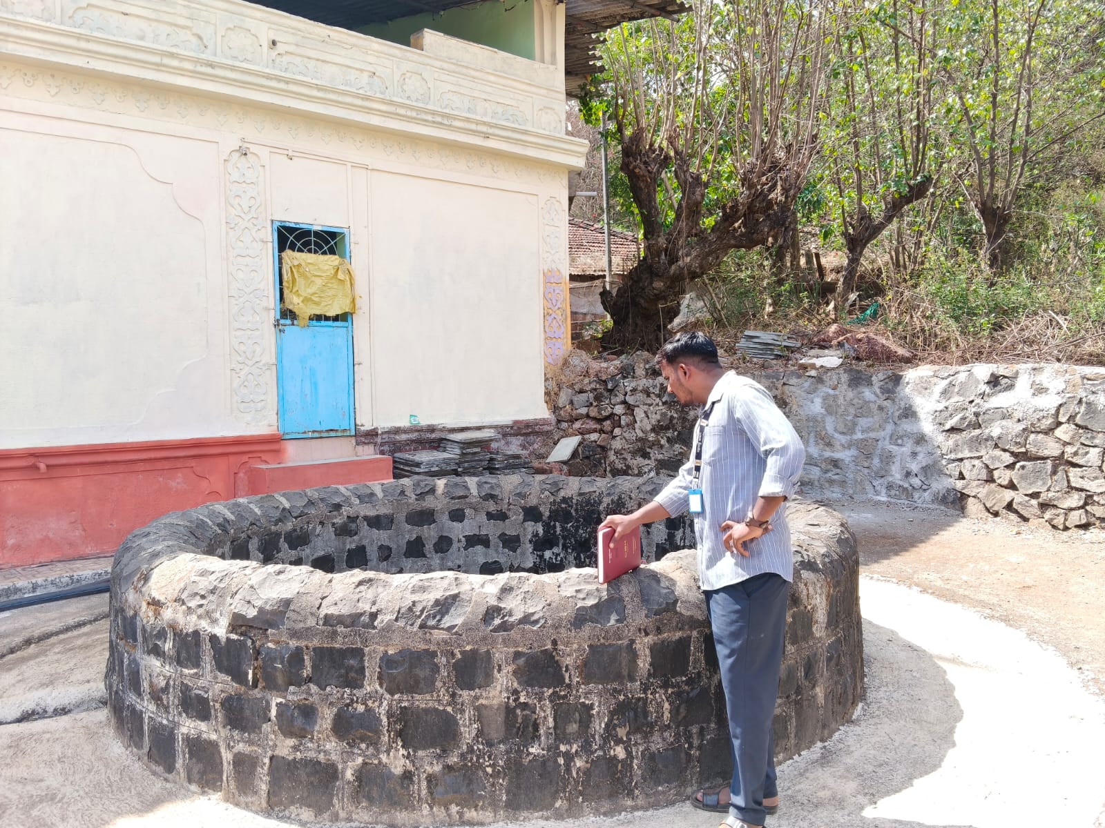 विहिरीतून गाळ काढणे